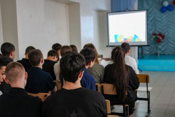 Интеллектуальная игра и всероссийское голосование: школьники отметили День Конституции.